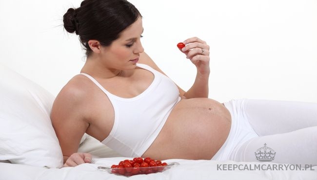 Pregnant woman eating tomatoes